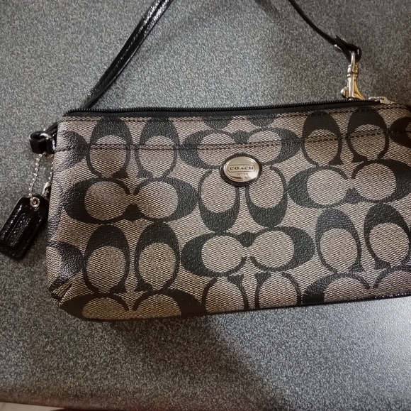 Black Coach Wristlet. EUC. - Picture 4 of 5